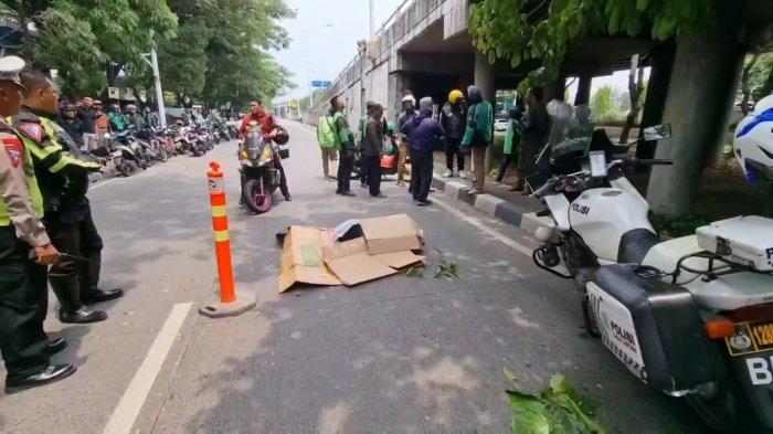 Pengemudi ojol tewas terjatuh dari flyover di Jalan Yos Sudarso, Tanjung Priok, Jakarta Utara, usai ditabrak mobil Satpol PP, Jumat (24/11/2023).