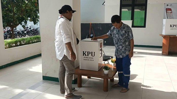 Penghuni Rusunawa Cibesut yang mencoblos di TPS khusus 914, Jatinegara, Jakarta Timur, Rabu (27/11/2024).