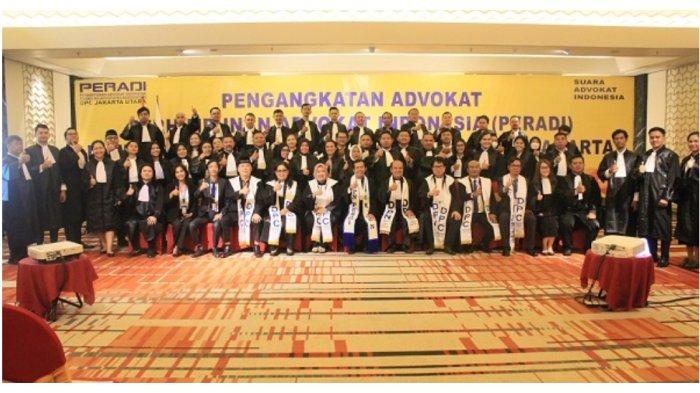 Pengurus DPN dan DPC Peradi-SAI Jakarta Utara bersama para advokat yang baru diangkat di salah satu hotel di bilangan Sunter, Jumat (7/7/2023)