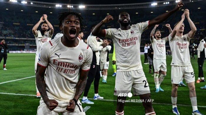 Penyerang AC Milan asal Portugal Rafael Leao (kiri), bek AC Milan asal Inggris Fikayo Tomori (tengah) dan para pemain AC Milan memberikan pengakuan kepada publik di akhir pertandingan sepak bola Serie A Italia antara Hellas Verona melawan AC Milan pada 8 Mei 2022 di Marcantonio -Stadion Bentegodi di Verona.