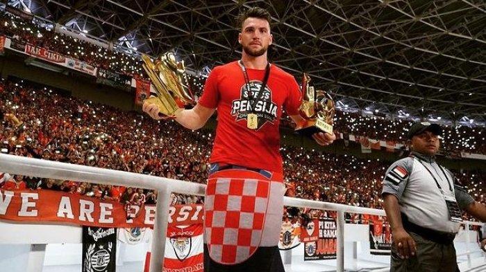 Penyerang Persija Jakarta, Mako Simic, menyabet penghargaan Pemain Terbaik dan Top Skor Piala Presiden 2018 usai laga fina di Stadion Utama Gelora Bung Karno (SUGBK), Jakarta, Sabtu (17/2/2018).