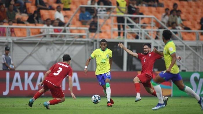 Penyerang Timnas Brasil U-17 Estevao berusaha melewati hadangan pemain Iran U-17 di Jakarta International Stadium (JIS) dalam ajang Piala Dunia U-17 2023, Sabtu (11/11/2023).
