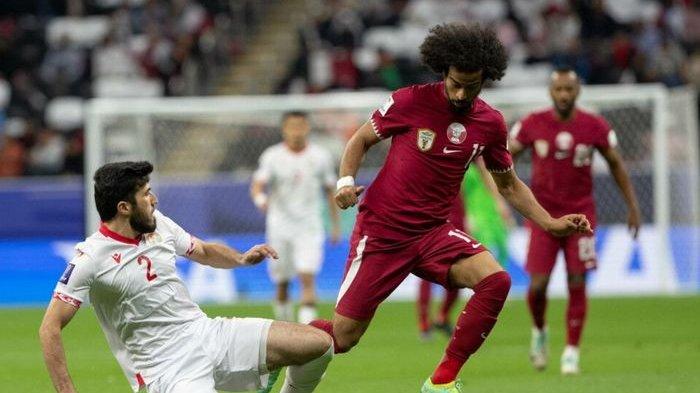 Penyerang Timnas Qatar, Akram Afif berusaha mengontrol bola di Piala Asia 2023.