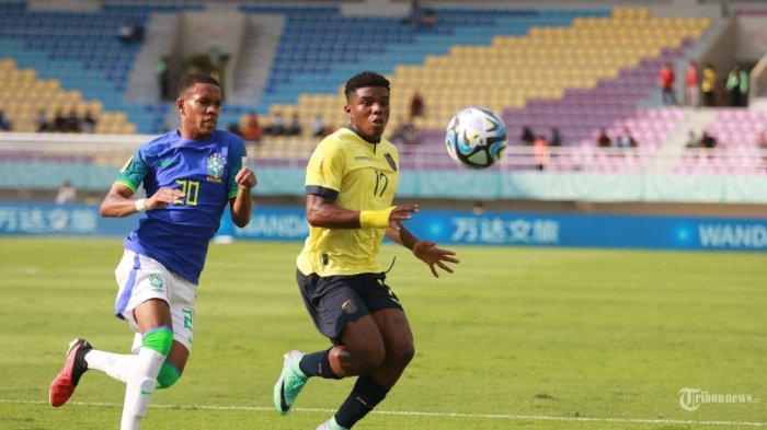Perebutan bola antara pemain Brasil Estevao dengan pemain Ekuador Yorkaeff Caidedo dalam laga babak 16 besar Piala Dunia U-17 2023 di Stadion Manahan Solo, Senin (20/11/2023). Pertandingan berjalan sama kuat dengan skor 1-1 pada babak pertama.