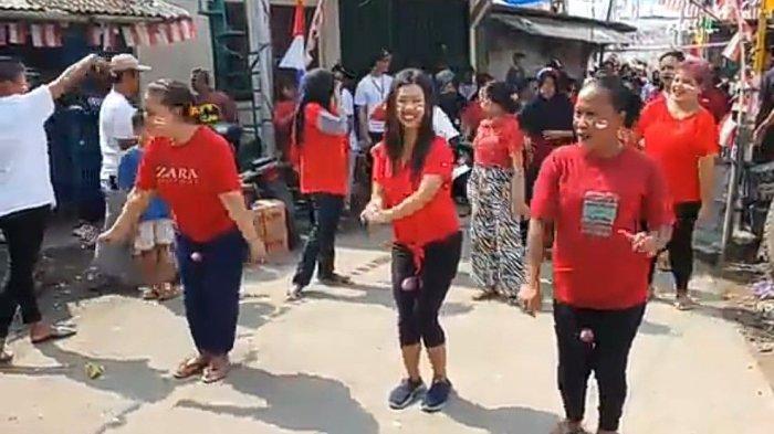 Perlombaan memperingati HUT ke-77 Kemerdekaan RI di Kampung Muka Ancol, Pademangan, Jakarta Utara, Rabu (17/8/2022).