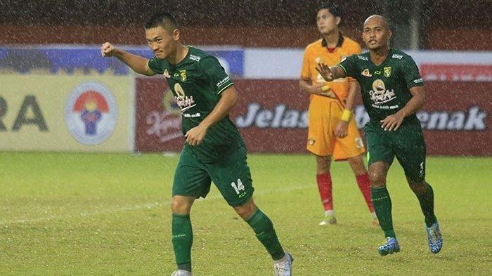 Sho Yamamamoto (kiri) saat merayakan gol ke gawang Persik Kediri pada Liga 1 2022-2023. Selanjutnya laga Persija Jakarta vs Persebaya Surabaya di pekan ke-14 Liga 1 2022-2023 akan dilangsungkan, Jumat (16/12/2022).