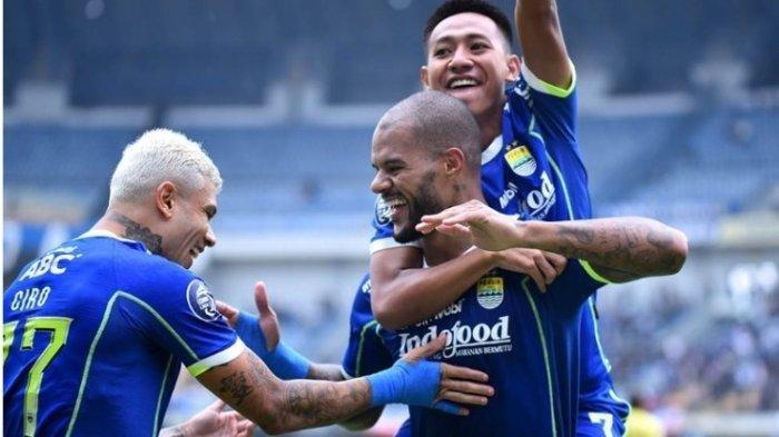 Penyerang Persib Bandung David da Silva merayakan gol ke gawang Barito Putera bersama Ciro Alves dan Beckham Putra pada laga pekan ke-10 Liga 1 2022-2023 di Stadion GBLA, Jumat (16/9/2022).