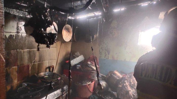 Personel Damkar Jakarta Timur saat proses pemadaman api pada rumah warga di Jalan Lingkar Sari, Kelurahan Kalisari, Kecamatan Pasar Rebo, Jumat (21/6/2024)