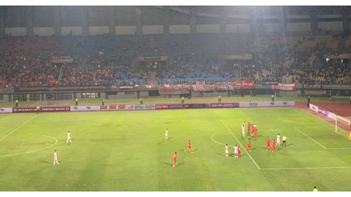Pertandingan Persija Jakarta Vs Ratchaburi FC kembali bergulir usai listrik padam di Stadion Patriot Candrabhaga, Bekasi, Jawa Barat, Minggu (25/6/2023) malam WIB.