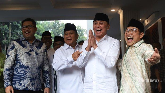 Ketua Umum Partai Gerindra, Prabowo Subianto (ketiga kanan) bersama Ketua Umum Partai Kebangkitan Bangsa (PKB), Muhaimin Iskandar (kanan) dan Wakil Ketua Dewan Pembina Partai Gerindra, Mochammad Iriawan (kedua kanan) tertawa lepas saat Muhaimin tiba di kediaman Prabowo di kawasan Kertanegara, Jakarta Selatan, Jumat (28/4/2023). Dalam kunjungan tersebut, Muhaimin Iskandar tampak didampingi oleh sejumlah elite PKB, yakni Sekjen PKB Hasanuddin Wahid, Waketum PKB Jazilul Fawaid, dan Wasekjen PKB Syaiful Huda. Sementara Prabowo Subianto ditemani oleh Wakil Ketua Dewan Pembina Partai Gerindra, Mochammad Iriawan atau biasa disapa Iwan Bule. Pertemuan tersebut sebagai ajang silaturahmi setelah Hari Raya Idul Fitri 1444 H.