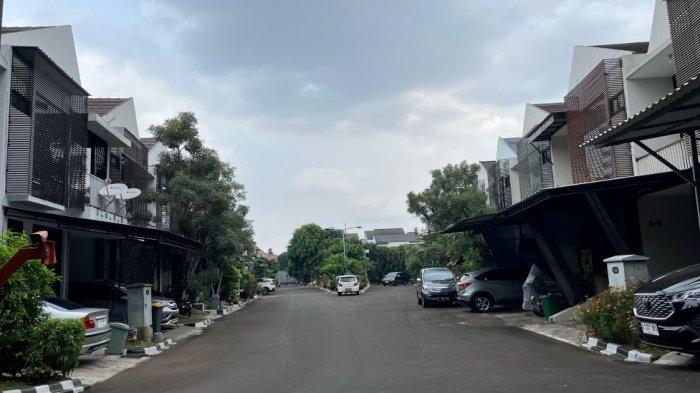 Suasana perumahan elite Greenwood Town House 2 di kawasan Ciputat, Tangerang Selatan, yang sempat dihuni si kembar Rihan dan Rihani, Selasa (6/6/2023). Rihana Rihani viral di media sosial usai diduga melakukan penipuan reseller iPhone hingga korban alami kerugian puluhan miliar rupiah. 