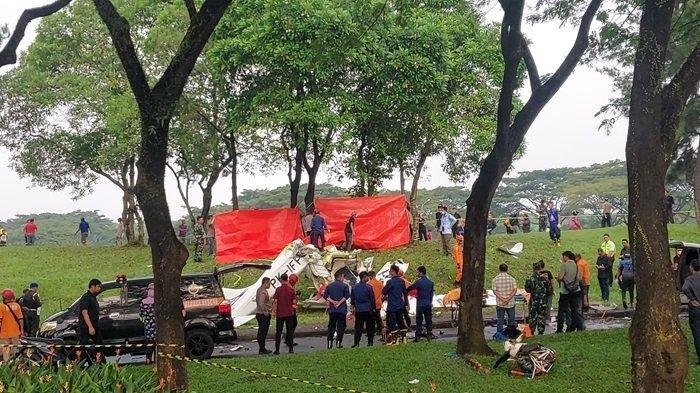 Pesawat FK-IFP alami kecelakaan dan terjatuh di Lapangan Sunburst, Cilenggang, Serpong, Tangerang Selatan, pada Minggu (19/5/2024).