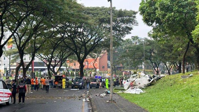 Pesawat latih jenis Cessna 172 milik Indonesia Flying Club (IFC)  jatuh di Lapangan Sunberst, BSD, Tangerang Selatan, Minggu (19/5/2024).
