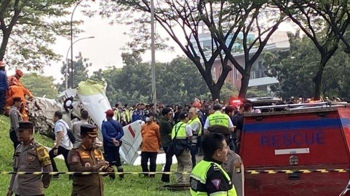 Pesawat latih jenis Cessna 172 milik Indonesia Flying Club (IFC)  jatuh di Lapangan Sunberst, BSD, Tangerang Selatan, Minggu (19/5/2024).