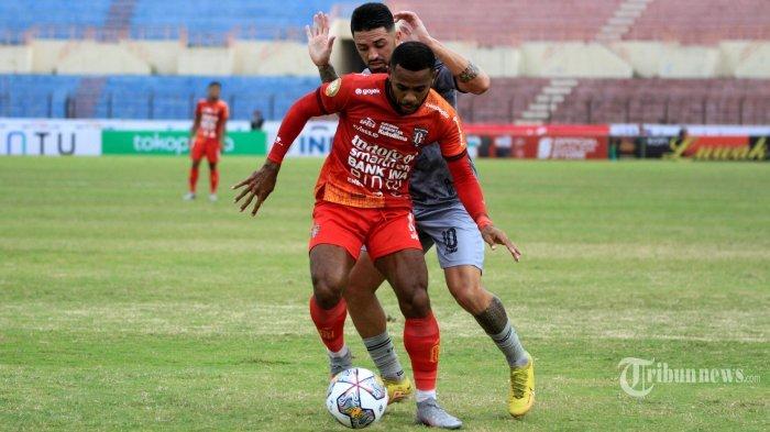 Pesepak bola Borneo FC, Jonathan Bustos (belakang) mengadang pesepak bola Bali United, Yabes Roni dalam laga lanjutan BRI Liga 1 2022/2023 antara Bali United melawan Borneo FC di Stadion Sultan Agung, Bantul, Daerah Istimewa Yogyakarta, Kamis (15/12/2022) sore.