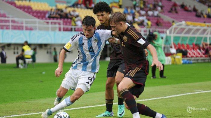 Pesepak bola Timnas Argentina, Dylan Gorosito (kiri) mencoba melewati hadangan pesepak bola Timnas Jerman pada pertandingan semifinal Piala Dunia U-17 di Stadion Manahan, Solo, Selasa (28/11/2023). Setelah bermain imbang 3-3 diwaktu normal, Jerman berhasil lolos ke final Piala Dunia U-17 setelah menang lewat adu penalti melawan Argentina dengan skor 4-2.