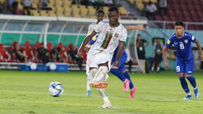 Pesepakbola Mali Mamadou Dombia saat melakukan eksekusi penalti menghadapi Uzbekistan dalam laga perdana Grup B FIFA U-17 Piala Dunia 2023 di Stadion Manahan Solo, Jumat (10/11/2023).