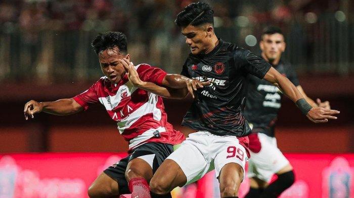 Pesepakbola Persis Solo, Ramadhan Sananta saat berduel melawan pemain Madura United pada lanjutan pekan ke-4 Liga 1 di Stadion Ratu Pamelingan Madura, Minggu (23/7/2023).
