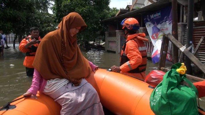 Petugas BPBD mengevakuasi warga yang terjebak banjir dalam rumah di RW 04 Semper Barat, Cilincing, Jakarta Utara, Rabu (31/1/2024).