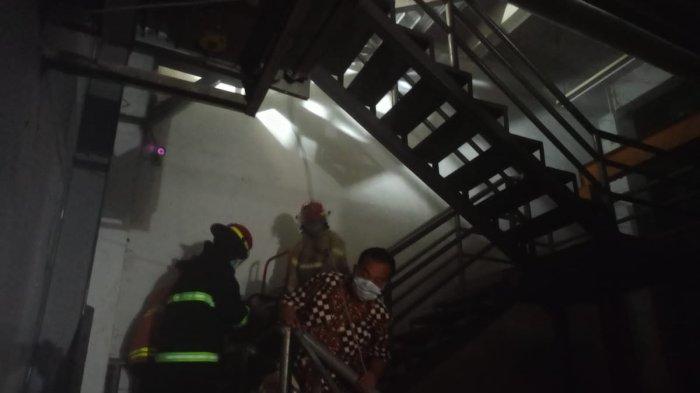 Petugas Damkar Kota Bekasi melakukan pemadaman pada panel listrik Mal Mega Bekasi, Jalan Ahmad Yani, Bekasi Selatan, Jumat (8/9/2023).