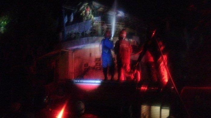 Petugas Damkar Sektor Ciawi melakukan pendinginan di rumah warga yang Terbakar akibat petasan, Senin (1/1/2024) dini hari tadi.