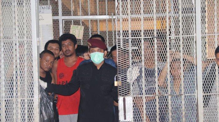 Petugas Lapas Kelas I Cipinang saat melakukan razia pada blok narapidana, Jatinegara, Jakarta Timur, Jumat (6/4/2024)