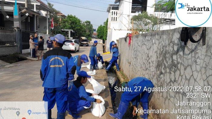 Petugas Sudin SDA Jakpus Diduga Dipekerjakan Bersihkan Selokan Perumahan di Bekasi