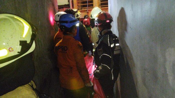 Petugas dari pemadam kebakaran dan BPBD DKI Jakarta mengangkat jenazah korban tewas dalam kebakaran di Jalan Cibanteng 3, Kelurahan Rawa Badak Utara, Koja, Jakarta Utara, Jumat (3/11/2023) malam.