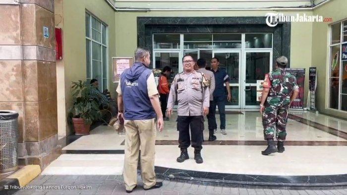 Petugas di Grand ITC Permata Hijau, Kebayoran Lama, Jakarta Selatan.