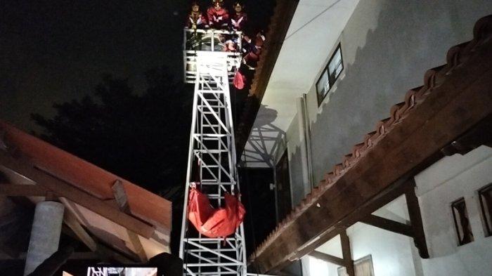 Petugas mengevakuasi jasad pria di dalam toren berisi air di sebuah rumah mewah di Jalan Duri Pulo, Pesanggrahan, Jakarta Selatan, Jumat (3/11/2023) malam