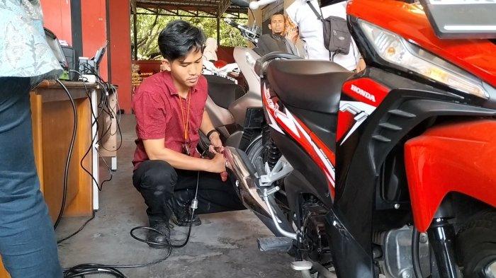 Petugas Suku Dinas Lingkungan Hidup Jakarta Utara mengecek salah satu motor peserta uji emisi gratis di kantor Suku Dinas Penanggulangan Kebakaran dan Penyelamatan Jakarta Utara, Kamis (24/8/2023).