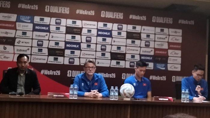 Pelatih Timnas Vietnam, Philippe Troussier dan pemain Nguyen Hoang Duc mengahdiri sesi jumpa pers di Stadion Utama Gelora Bung Karno (SUGBK), Jakarta.