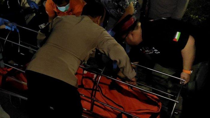 Pihak kepolisian mengevakuasi mayat perempuan yang ditemukan dalam kontrakan di Depok, Kamis (18/1/2024).