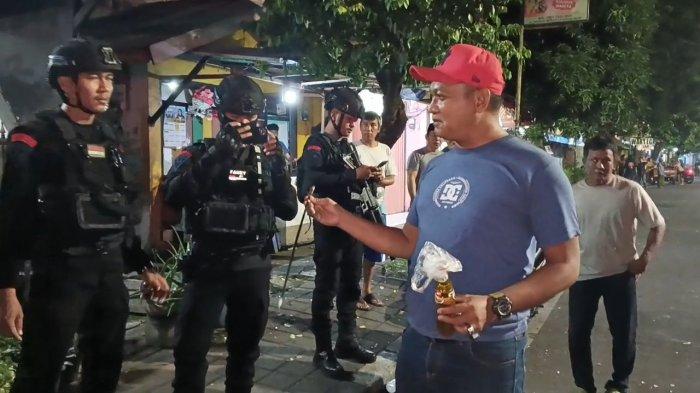 Pihak kepolisian saat mengamankan barang bukti berupa anak panah dan cairan diduga air keras digunakan dalam tawuran di Jalan Mawar II, Duren Sawit, Jakarta Timur, Sabtu (24/2/2024)