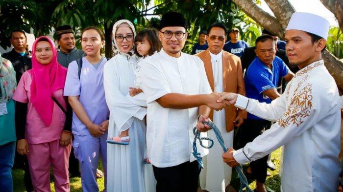 Gaya Wakil Wali Kota Tangsel, Pilar Saga Ichsan menyerahkan hewan kurban ke DKM Al-I'tishom.