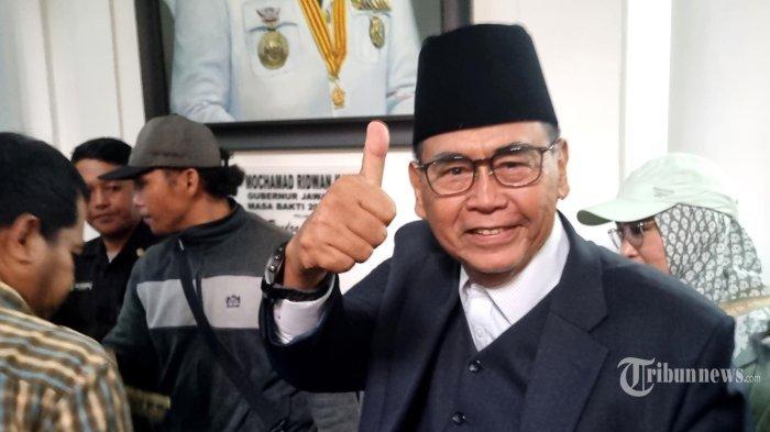 Pimpinan Pondok Pesantren (Ponpes) Al Zaytun, Panji Gumilang tiba di Gedung Sate, Jalan Diponegoro, Kota Bandung, Jawa Barat, Jumat (23/6/2023). Panji Gumilang datang ke Gedung Sate untuk memenuhi panggilan tim investigasi yang dibentuk Gubernur Jawa Barat.