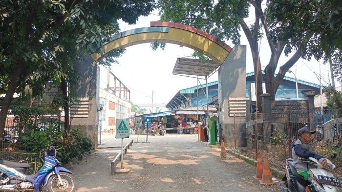 Pintu masuk Pasar Munjul di Kelurahan Munjul yang proyek revitalisasinya mangkrak 10 tahun, Cipayung, Jakarta Timur, Jumat (10/5/2024).
