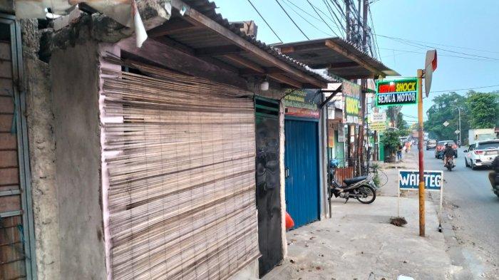 Pintu tertutup rumah Viky di Jalan RE Martadinata, Ciputat, Tangsel, Jumat (2/6/2023).
