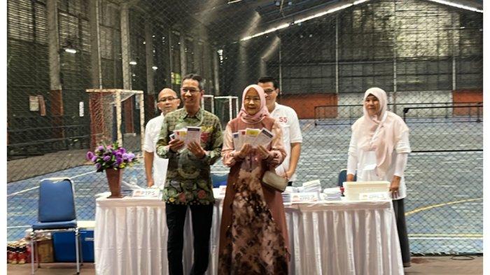 Pj Gubernur DKI Heru Budi Hartono bersama sang istri, Mirdiyanti saat mencoblos di TPS 055, Duren Sawit, Jakarta Timur, Rabu (14/2/2024).