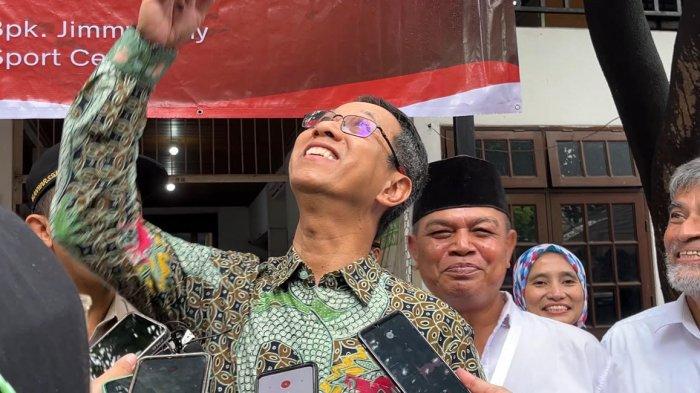 Pj Gubernur DKI Heru Budi Hartono saat berkelakar soal pilihannya saat mencoblos di TPS 055, Duren Sawit, Jakarta Timur, Rabu (14/2/2024).