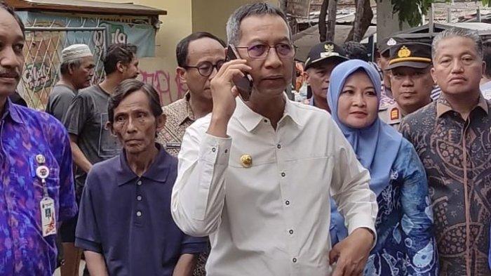 Pj Gubernur DKI Jakarta Heru Budi Hartono saat menelepon Plt Kepala Dinas Pendidikan Purwosusilo di Tanah Tinggi, Johar Baru, Jakarta Pusat, Kamis (23/11/2023).
