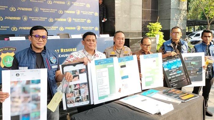 Polda Metro Jaya merilis pengungkapan kasus jual beli video asusila sesama jenis dengan pemeran anak-anak, Jumat (18/8/2023).