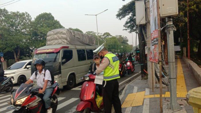 Sengaja Simpan Pelat Nomor di Bawah Jok, Pemotor Vespa Matic Kena