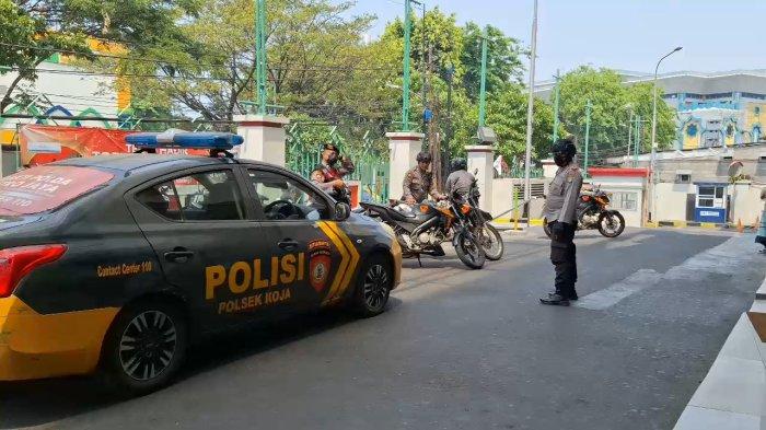 Polisi menyisir area pusat perbelanjaan Koja Trade Mall terkait adanya teror bom pada Kamis (2/11/2023). 