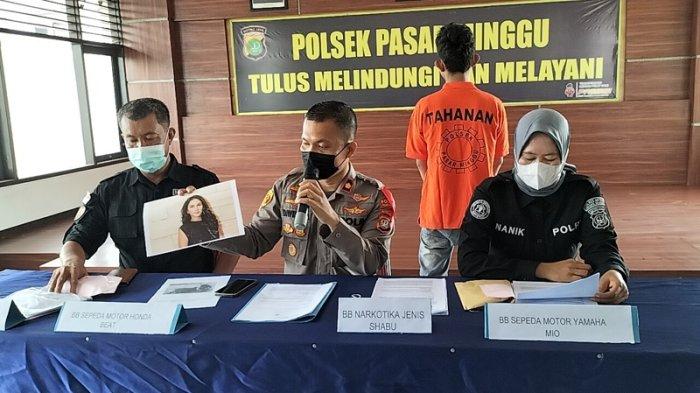 Polisi merilis kasus pencurian motor milik artis Nova Eliza dengan tersangka bernama Bayu Anggara alias Dollar di Polsek Pasar Minggu, Jakarta Selatan, Jumat (3/11/2023).