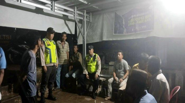Polisi saat membantu evakuasi korban bus study tour SDN 1 Harisan Jaya OKU Timur yang mengalami kecelakaan di jalan lintas timur (Jalintim) Desa Buluh Cawang, Kecamatan Kayuagung, OKI, Jumat (24/5/2024) malam.