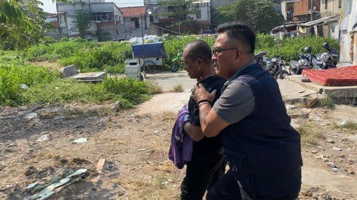 Anggota Polsek Palmerah menangkap seorang pengguna narkoba dalam penggerebekan di Kampung Boncos, di Kelurahan Kota Bambu Selatan, Kecamatan Palmerah, Jakarta Barat, Selasa (18/7/2023).