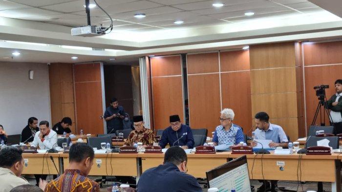 Politikus PKS, Suhud Alynudin (paling kiri hadap depan) saat rapat di Komisi B DPRD DKI Jakarta.