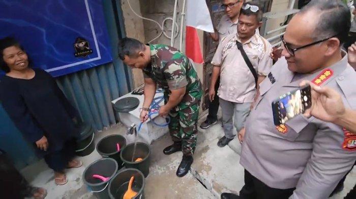 Warga Mojo yang sedang menggali sumur dan menemukan bata merah