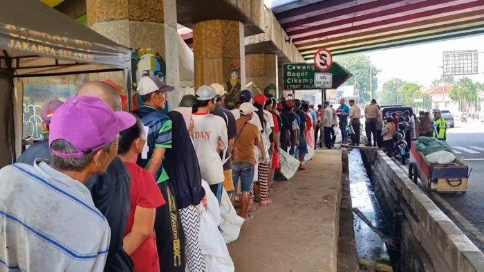 Polsek Pesanggrahan, Jakarta Selatan menggelar bakti sosial pada h+3 Lebaran Idul Fitri 1445 Hijriah, Sabtu (13/4/2024).